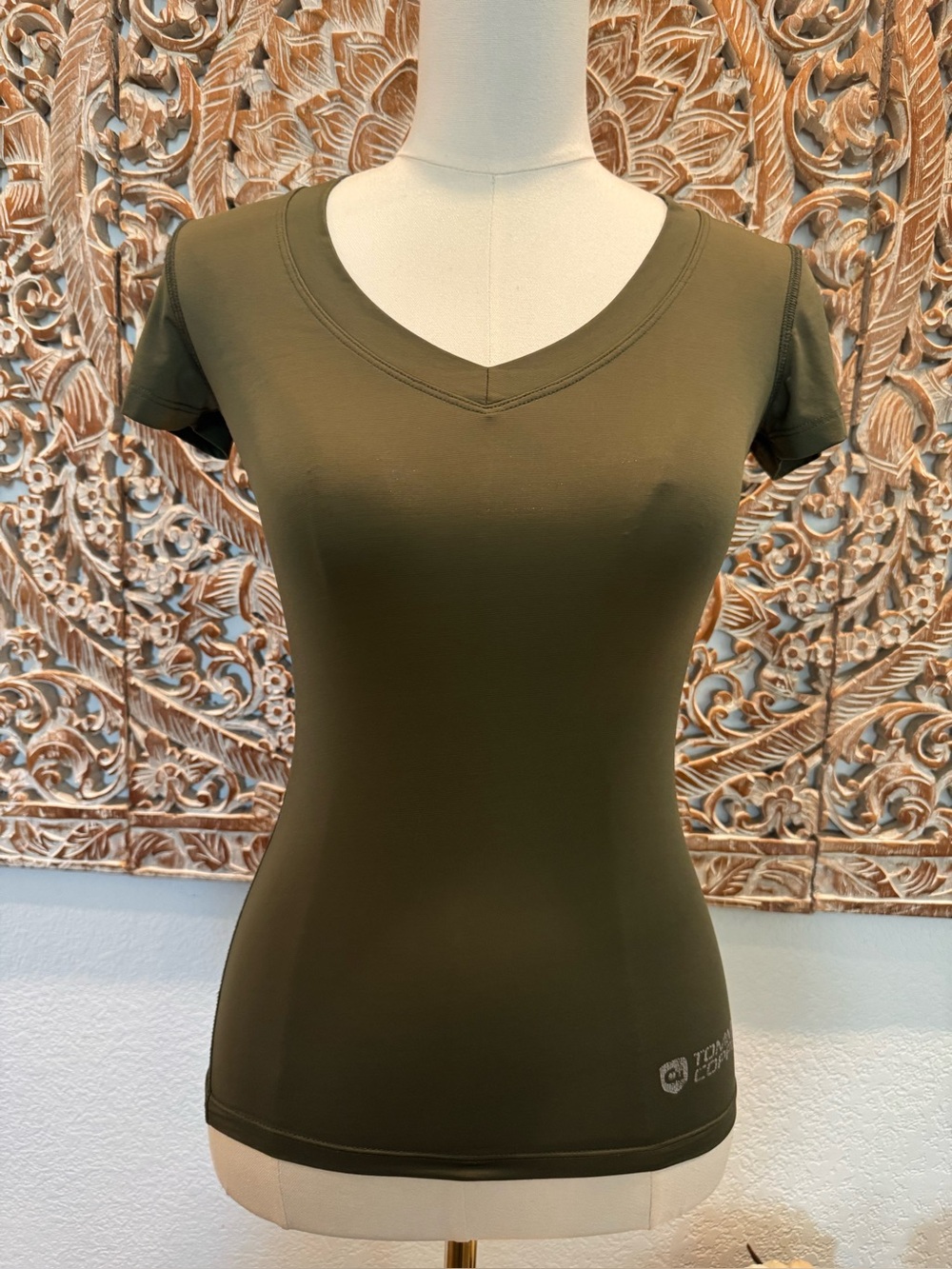 Tommie Copper Slim V-Neck Short Sleeve Tee in Olive Green- size XS